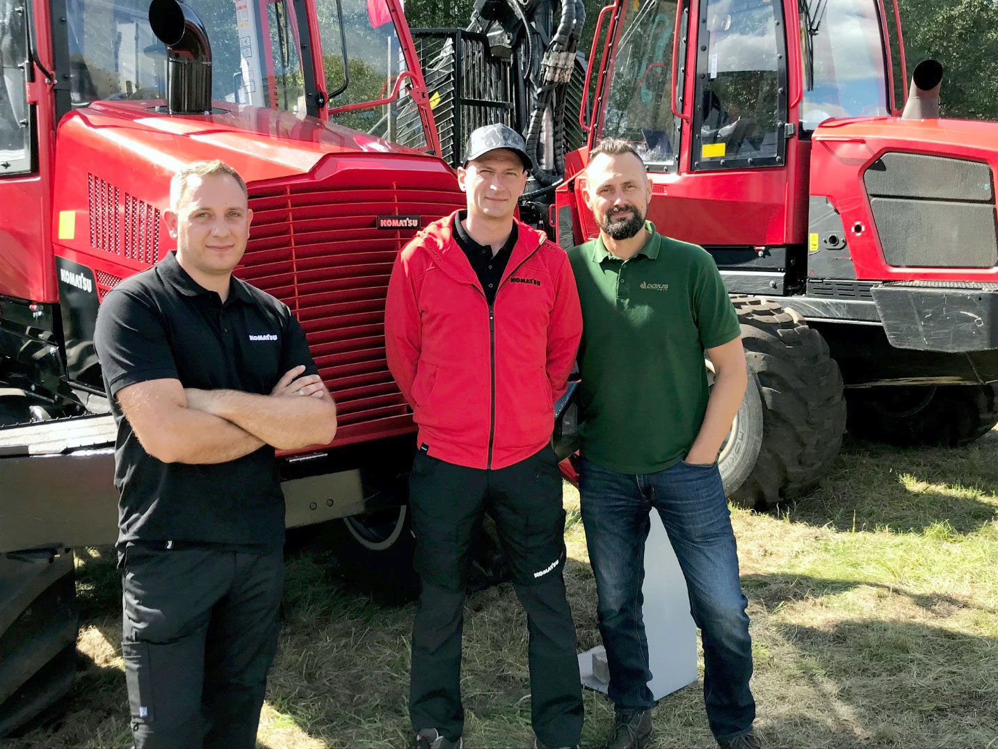 Dojus Agron metsäkonemyyjät Vaidas Rackauskas (vas.), Egidius Sulcas sekä erikoiskoneiden myyntipäällikkö Vidmantas Bagusis esittelivät Komatsu-tuotteita ja junailivat Dojuksen osaa näyttelystä. Kuvassa he seisovat hiljattain liettualaiselle Gerimada UAB:lle myydyn Komatsu 845:n edessä.