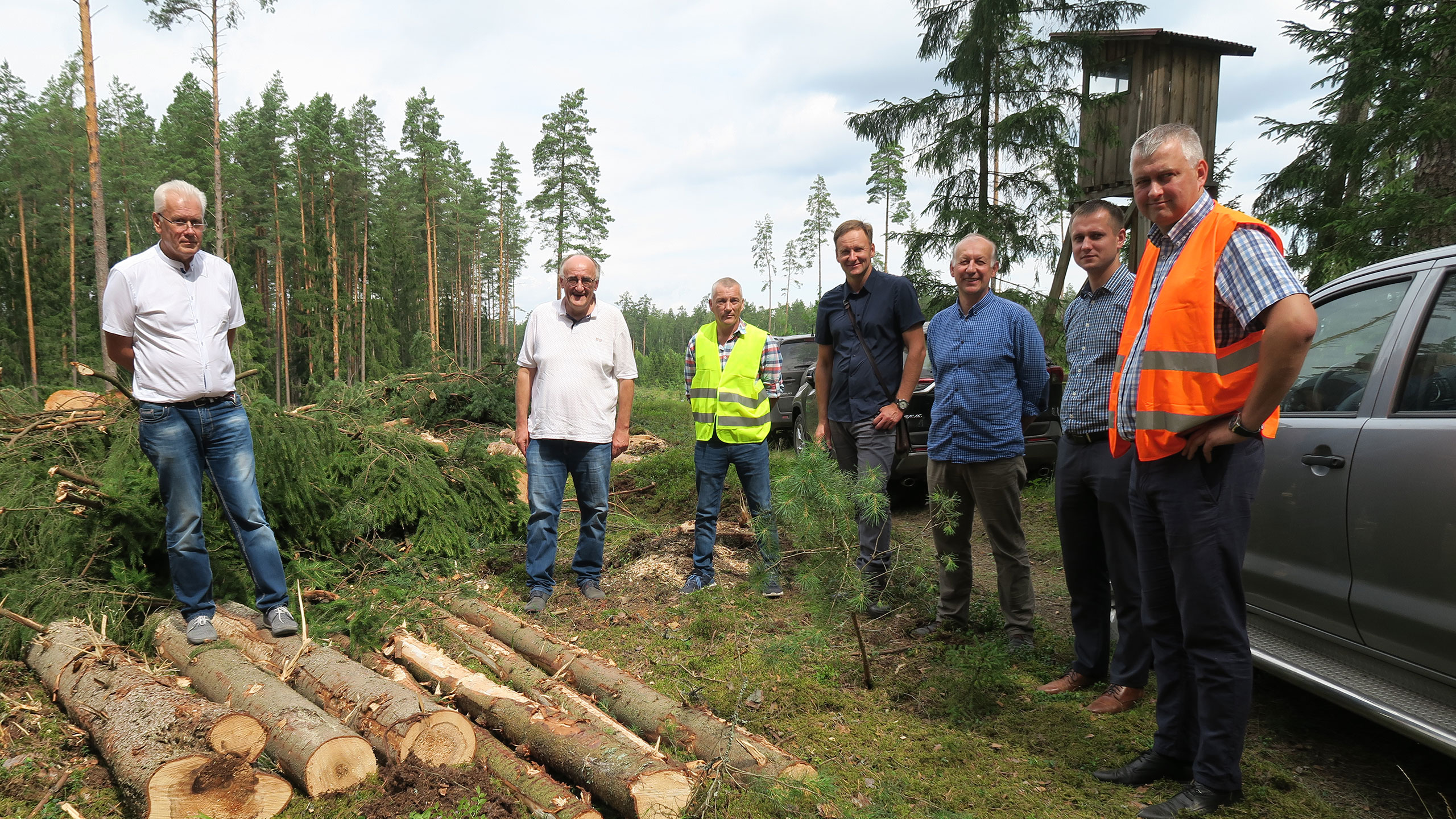 Liettuan Metsähallituksen puunkorjuuyksikön päällikkö Vigantas Kraujalis (vas.) ja Švenčionėliain alueen puunkorjuuyksikön päällikkö Linas Novikas (4. vas.) sekä Varėnan alueen puunkorjuuyksikön päällikkö Dainius Muzikevičius (oik.)